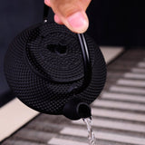 Mini Théière en Fonte dans la Main