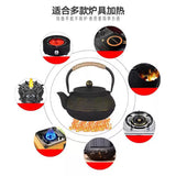 théière en fonte noire sur feux