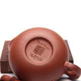 Théière Yixing argile rouge vue de dessous