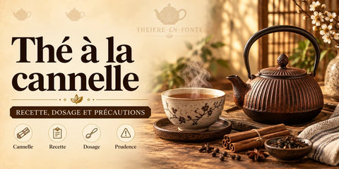Thé à la cannelle : tasse fumante, théière nervurée, bâtons de cannelle et épices sur une table en bois.