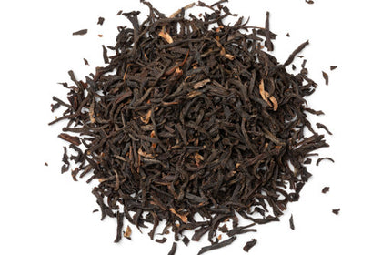 Thé noir Darjeeling en feuilles sèches sur fond blanc