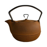 Bouilloire en fonte japonaise Itchu-Do marron 1,2 L, bec à gauche, sur fond blanc