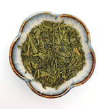 Sencha en feuilles dans un petit bol en céramique, thé vert du coffret découverte