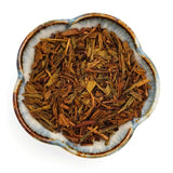 Houjicha torréfié aux feuilles brunes dans un petit bol en céramique, thé du coffret découverte