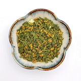 Genmaicha matcha-iri aux feuilles vertes dans un petit bol en céramique, thé du coffret découverte