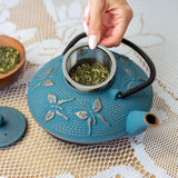 Filtre à thé sur Théière en Fonte Papillon Bleue