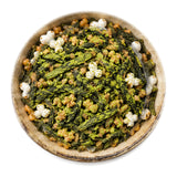 Genmaicha matcha-iri de Kakegawa : feuilles de thé vert, riz grillé et soufflé avec poudre de matcha dans une assiette en grès beige