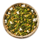 Genmaicha matcha-iri de Kyoto Ujitawara : feuilles de thé vert, riz grillé et soufflé poudrés de matcha dans une assiette en grès beige