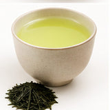 Infusion de thé vert sencha du Japon 85 g dans une tasse en céramique