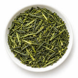 Thé vert sencha Kisen en feuilles dans une coupelle blanche