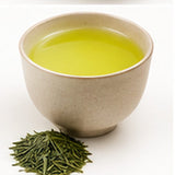 Infusion de thé vert sencha Kisen dans une tasse en céramique