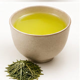 Infusion de thé vert sencha Kyoto Ujitawara dans une tasse en céramique