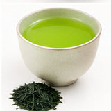 Infusion de thé vert sencha Premium Shizuoka Homare dans une tasse en céramique