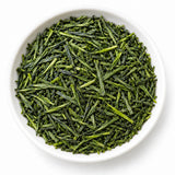 Thé vert sencha Premium Shizuoka Saemidori en feuilles dans une coupelle blanche