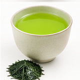 Infusion de thé vert sencha Premium Shizuoka Saemidori dans une tasse en céramique