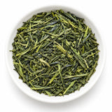 Thé vert sencha Shizuoka Manro en feuilles dans une coupelle blanche