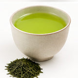 Infusion de thé vert sencha Shizuoka Manro dans une tasse en céramique