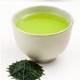 Infusion de thé vert sencha Shizuoka Manten dans une tasse en céramique