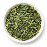 Thé vert sencha Shizuoka Ryokusui en feuilles dans une coupelle blanche