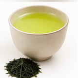 Infusion de thé vert sencha Shizuoka Ryokusui dans une tasse en céramique