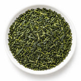 Thé vert sencha Shizuoka Satsuki en feuilles dans une coupelle blanche