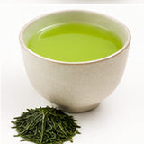 Infusion de thé vert sencha Shizuoka Satsuki dans une tasse en céramique