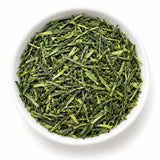 Thé vert sencha Shizuoka Takamidori en feuilles dans une coupelle blanche