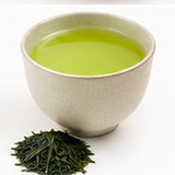 Infusion de thé vert sencha Shizuoka Takamidori dans une tasse en céramique