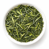 Thé vert sencha Shizuoka Tsuyu Hikari en feuilles dans une coupelle blanche