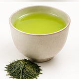 Infusion de thé vert sencha Shizuoka Tsuyu Hikari dans une tasse en céramique