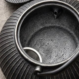 Théière en fonte japonaise (Tetsubin) de 800 ml, vue de dessus, intérieur brut non émaillé avec filtre infuseur en inox.