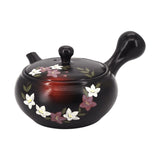 Théière Kyusu Banko Yaki en argile noire, vue 1 : bec à gauche, anse latérale et fleurs peintes