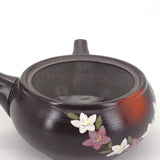 Théière Kyusu Banko Yaki en argile noire, vue 5 : détail du filtre en mailles et des fleurs