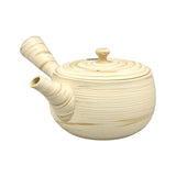 Théière Kyusu blanche et beige à motif tourbillon, 300 ml, vue de profil avec le bec à gauche, sur fond blanc