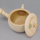 Théière Kyusu blanche et beige à motif tourbillon, couvercle posé à côté et intérieur ouvert