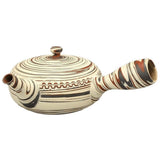 Théière Kyusu blanche, marron et noire à motifs concentriques, 340 ml, large et plate, vue de profil avec le bec à gauche, sur fond blanc