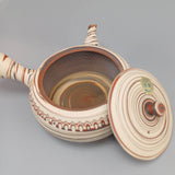 Théière Kyusu blanche, marron et noire, couvercle posé à côté et intérieur ouvert