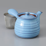 Théière kyusu bleu ciel avec son filtre amovible en inox posé à côté, fond gris