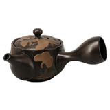 Théière Kyusu brune à motifs de feuilles de ginkgo, 200 ml, vue de profil avec le bec à gauche, sur fond blanc