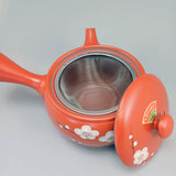 Théière japonaise en terre cuite de Tokoname ouverte, couvercle posé et filtre en inox amovible visible