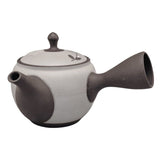 Théière Kyusu grise mate aux fleurs noires, 350 ml, vue de profil avec le bec à gauche, sur fond blanc