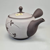 Théière Kyusu grise mate aux fleurs noires, vue de trois quarts avec le bec verseur