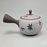 Théière Kyusu grise mate aux fleurs noires, vue de côté avec l'anse latérale à gauche