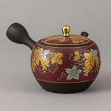 Théière Kyusu Kutani rouge à motif de raisins, vue de face avec les feuilles dorées et argentées
