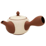 Théière Kyusu marron et blanche à fleurs de sakura, 600 ml, vue de profil avec le bec à gauche, sur fond blanc