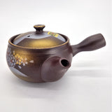 Théière Kyusu noire à motif Aka Fuji, vue de trois quarts avec le couvercle doré et le bec verseur
