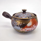 Théière Kyusu à motif Aka Fuji, vue de face avec le Mont Fuji rouge et les fleurs de cerisier