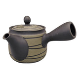 Théière Kyusu verte à ligne noire, 410 ml, vue de profil avec le bec à gauche, sur fond blanc
