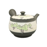 Théière Kyusu verte à décor de vigne et de raisins, 340 ml, vue de trois quarts avec le bec à droite, sur fond blanc