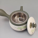Théière Kyusu verte à décor de vigne et de raisins, couvercle posé à côté et intérieur ouvert